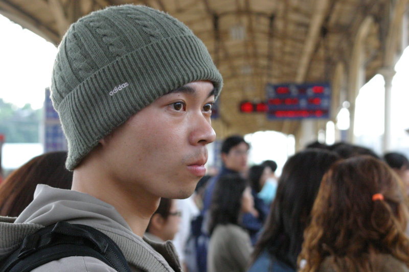 台灣鐵路旅遊攝影台中火車站月台旅客特寫2005攝影照片143