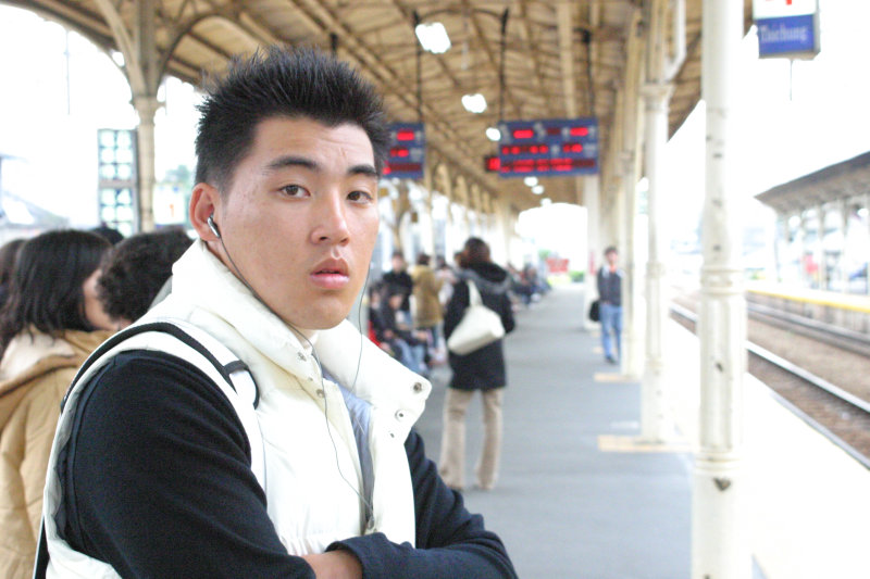 台灣鐵路旅遊攝影台中火車站月台旅客特寫2005攝影照片144