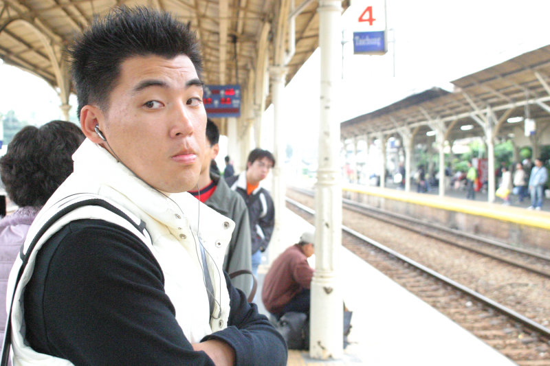 台灣鐵路旅遊攝影台中火車站月台旅客特寫2005攝影照片145