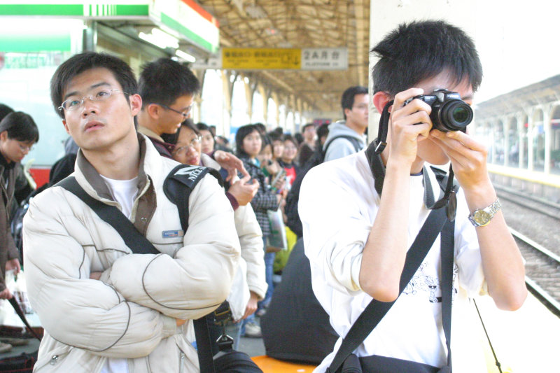 台灣鐵路旅遊攝影台中火車站月台旅客特寫2005攝影照片148