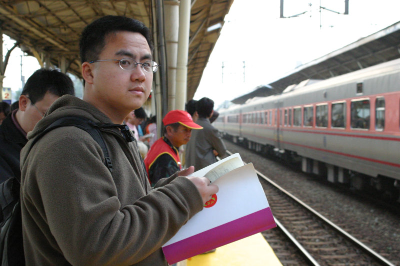 台灣鐵路旅遊攝影台中火車站月台旅客特寫2005攝影照片150