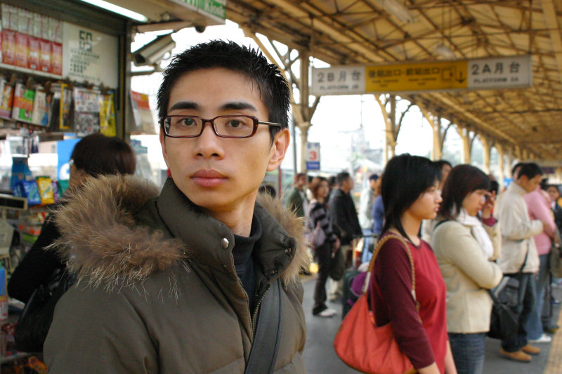 台灣鐵路旅遊攝影台中火車站月台旅客特寫2005攝影照片152