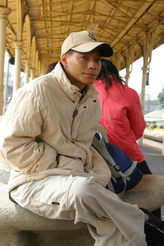 台灣鐵路旅遊攝影台中火車站月台旅客特寫2005攝影照片154