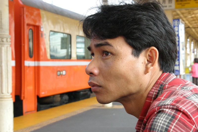 台灣鐵路旅遊攝影台中火車站月台旅客特寫2005攝影照片156