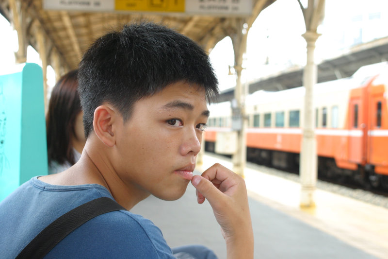 台灣鐵路旅遊攝影台中火車站月台旅客特寫2005攝影照片157