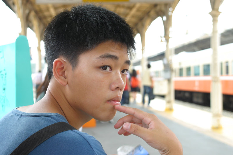 台灣鐵路旅遊攝影台中火車站月台旅客特寫2005攝影照片158