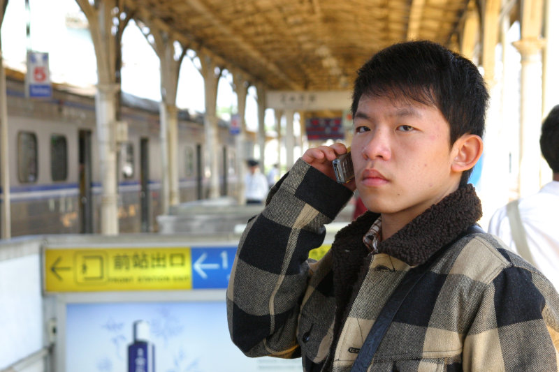 台灣鐵路旅遊攝影台中火車站月台旅客特寫2005攝影照片160