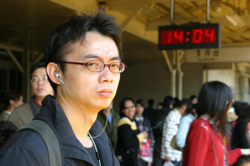 台灣鐵路旅遊攝影台中火車站月台旅客特寫2005攝影照片163