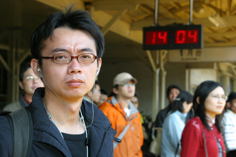 台灣鐵路旅遊攝影台中火車站月台旅客特寫2005攝影照片164