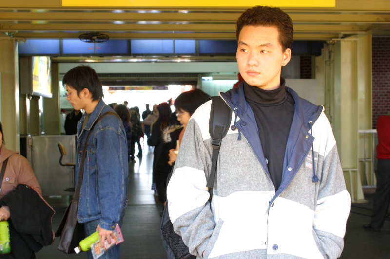 台灣鐵路旅遊攝影台中火車站月台旅客特寫2005攝影照片165