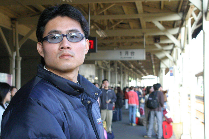 台灣鐵路旅遊攝影台中火車站月台旅客特寫2005攝影照片169