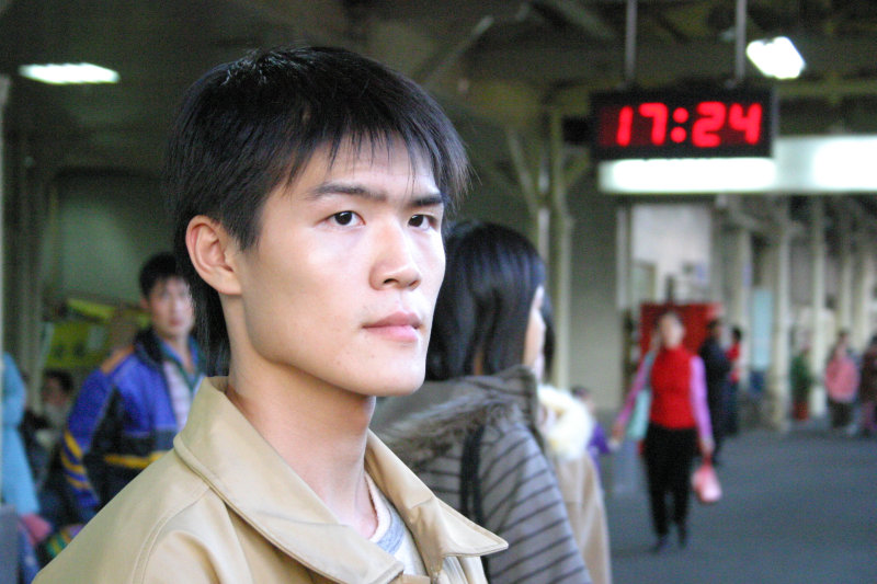 台灣鐵路旅遊攝影台中火車站月台旅客特寫2005攝影照片173