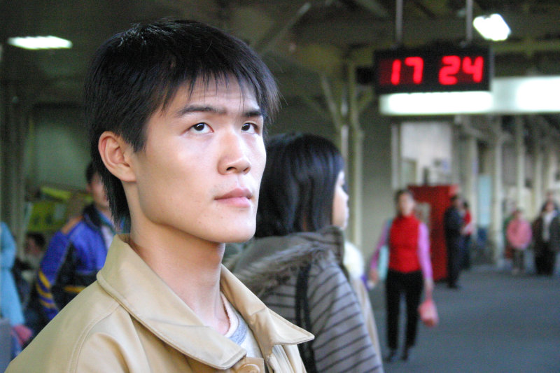 台灣鐵路旅遊攝影台中火車站月台旅客特寫2005攝影照片174