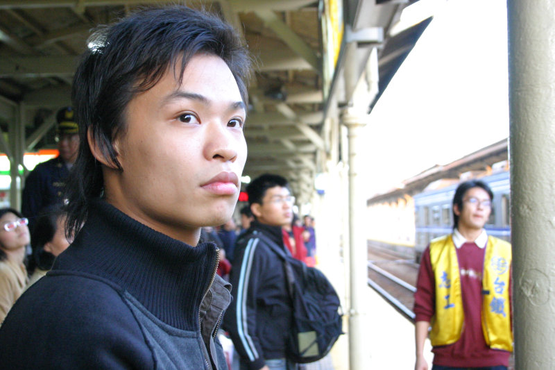 台灣鐵路旅遊攝影台中火車站月台旅客特寫2005攝影照片176