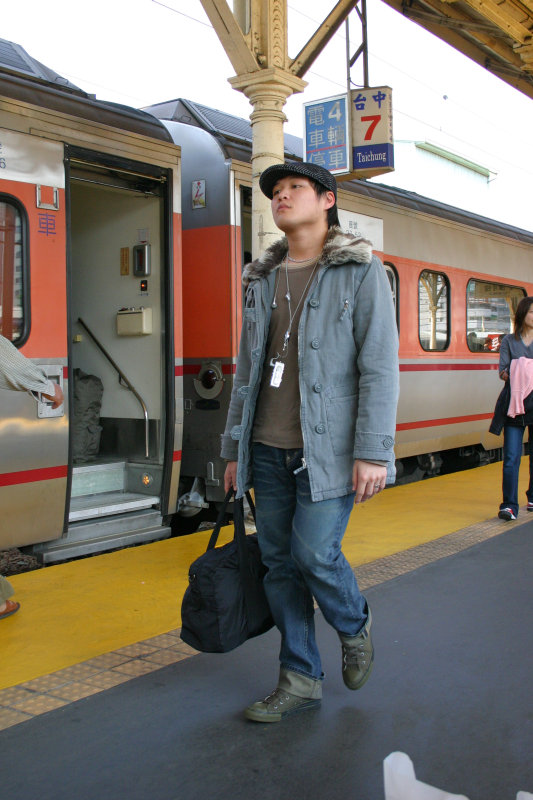 台灣鐵路旅遊攝影台中火車站月台旅客特寫2005攝影照片177