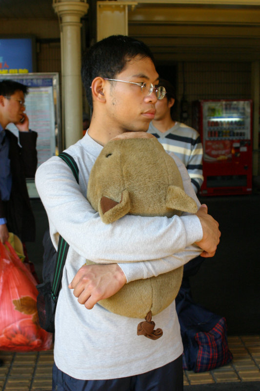 台灣鐵路旅遊攝影台中火車站月台旅客特寫2005攝影照片179