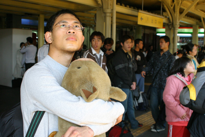台灣鐵路旅遊攝影台中火車站月台旅客特寫2005攝影照片181