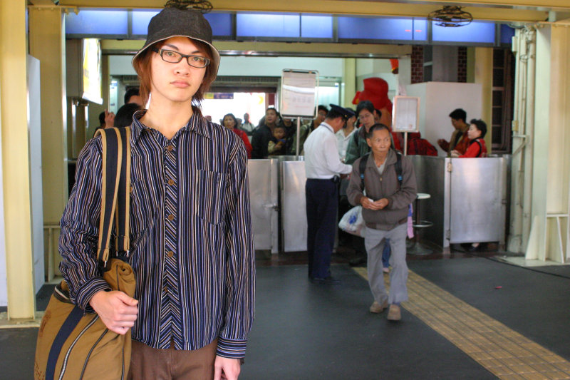 台灣鐵路旅遊攝影台中火車站月台旅客特寫2005攝影照片185