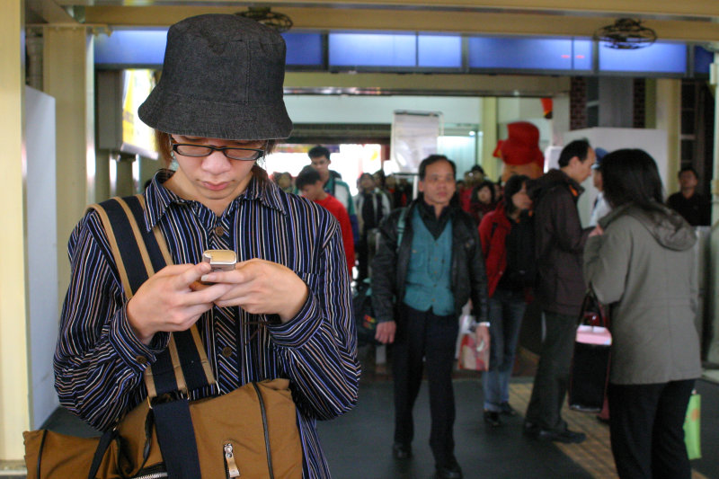 台灣鐵路旅遊攝影台中火車站月台旅客特寫2005攝影照片188