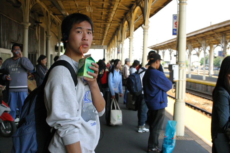 台灣鐵路旅遊攝影台中火車站月台旅客特寫2005攝影照片191