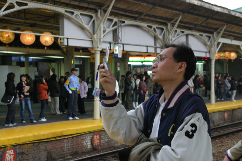 台灣鐵路旅遊攝影台中火車站月台旅客特寫2005攝影照片195
