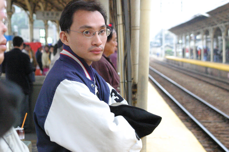 台灣鐵路旅遊攝影台中火車站月台旅客特寫2005攝影照片196