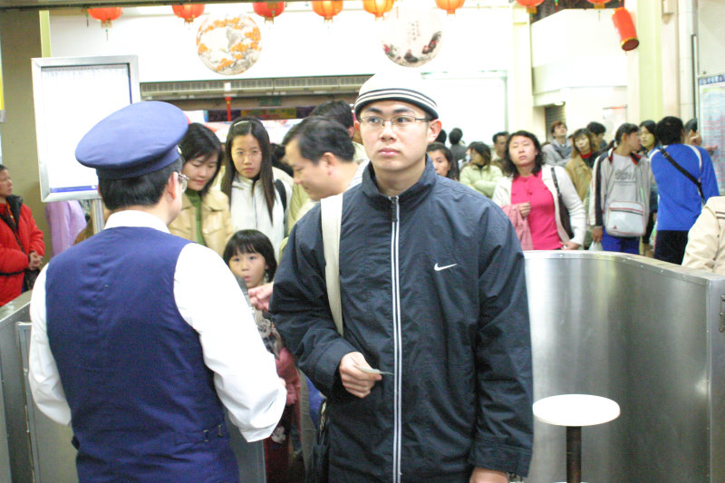 台灣鐵路旅遊攝影台中火車站月台旅客特寫2005攝影照片197