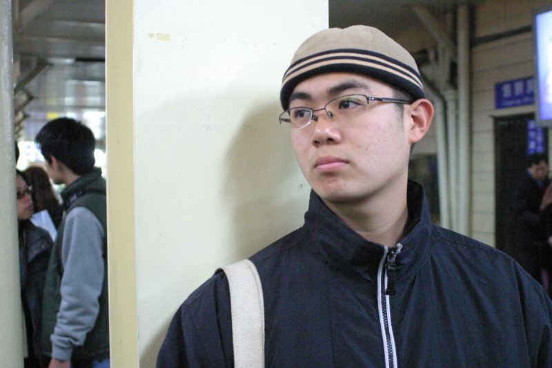 台灣鐵路旅遊攝影台中火車站月台旅客特寫2005攝影照片198