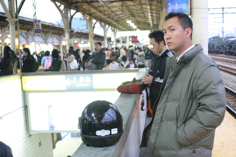 台灣鐵路旅遊攝影台中火車站月台旅客特寫2005攝影照片200