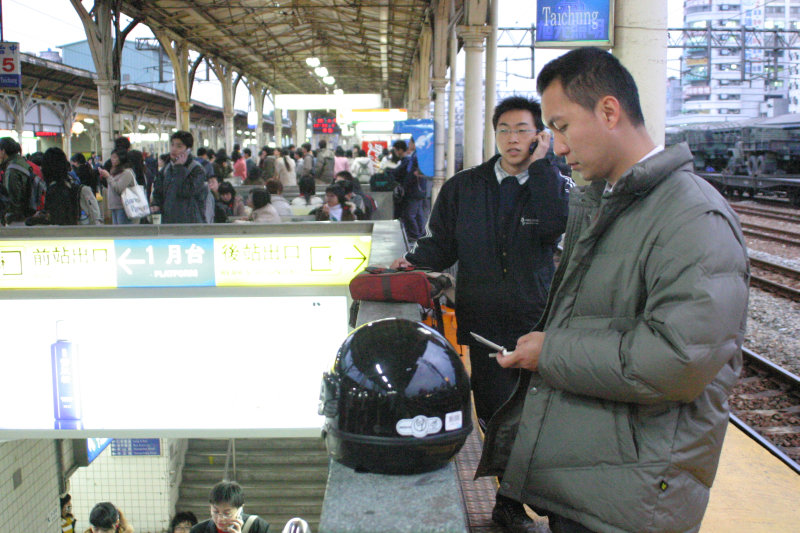 台灣鐵路旅遊攝影台中火車站月台旅客特寫2005攝影照片201