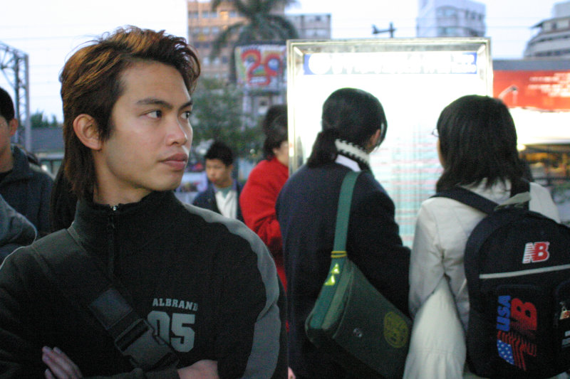 台灣鐵路旅遊攝影台中火車站月台旅客特寫2005攝影照片203