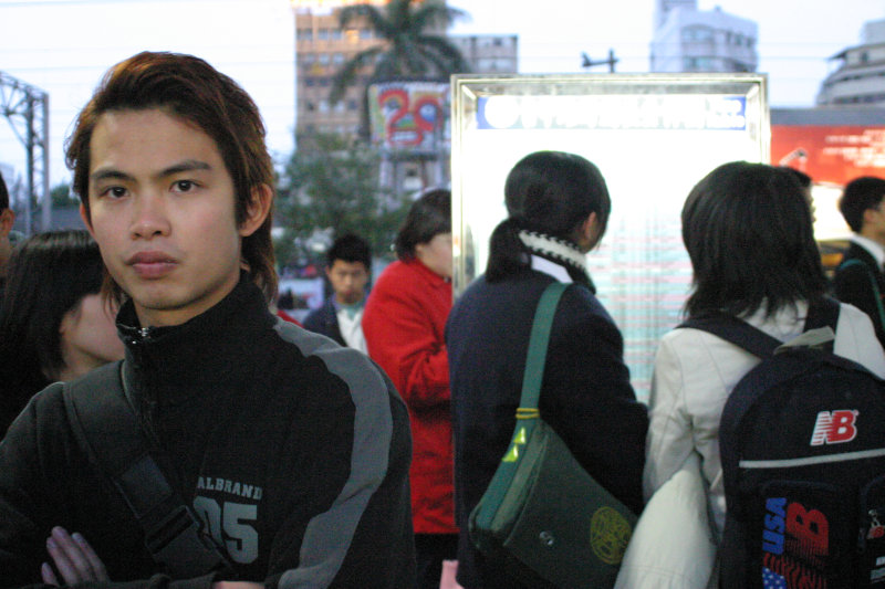 台灣鐵路旅遊攝影台中火車站月台旅客特寫2005攝影照片204