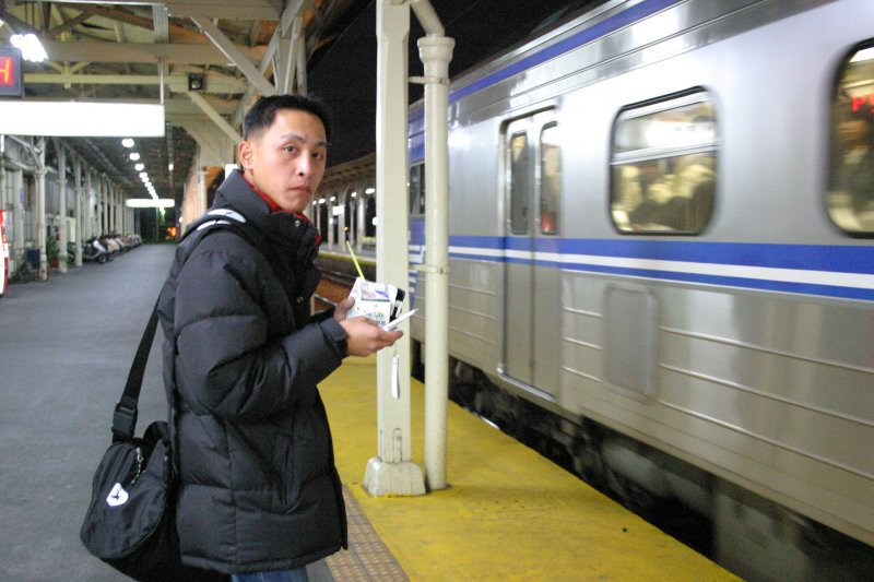 台灣鐵路旅遊攝影台中火車站月台旅客特寫2005攝影照片205