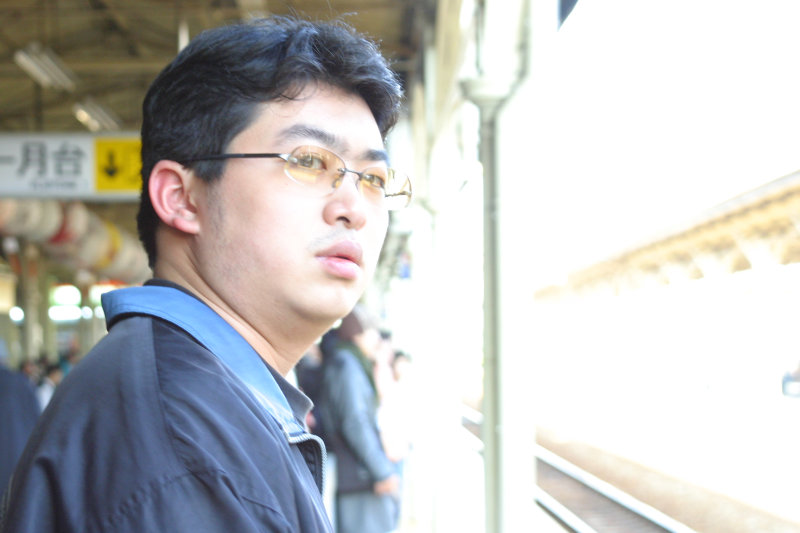 台灣鐵路旅遊攝影台中火車站月台旅客特寫2005攝影照片208