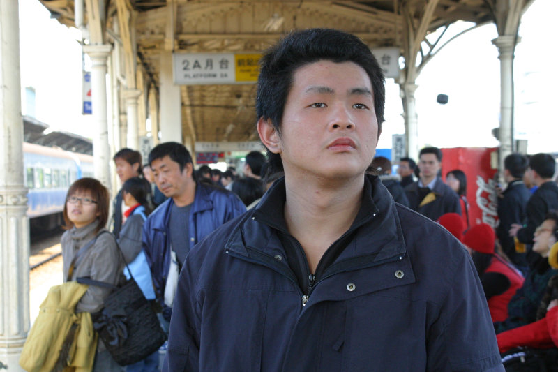 台灣鐵路旅遊攝影台中火車站月台旅客特寫2005攝影照片210