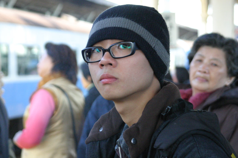 台灣鐵路旅遊攝影台中火車站月台旅客特寫2005攝影照片211