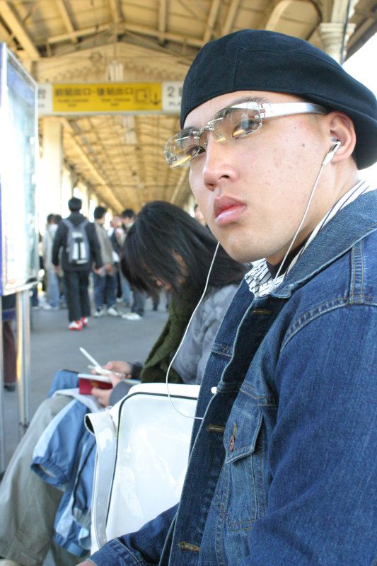 台灣鐵路旅遊攝影台中火車站月台旅客特寫2005攝影照片214