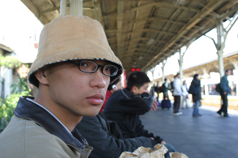 台灣鐵路旅遊攝影台中火車站月台旅客特寫2005攝影照片222