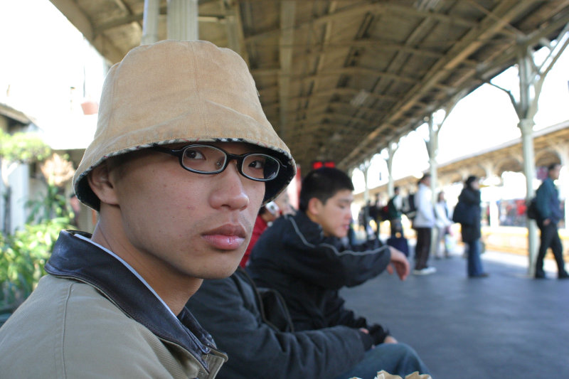 台灣鐵路旅遊攝影台中火車站月台旅客特寫2005攝影照片223