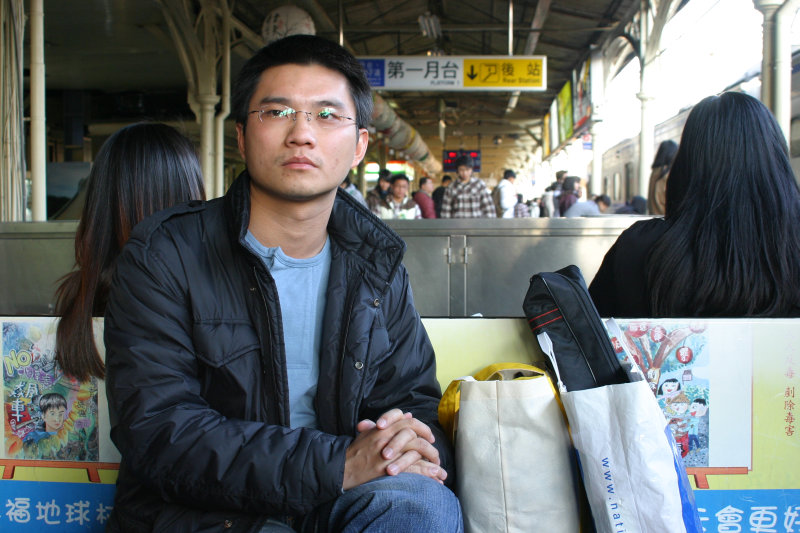 台灣鐵路旅遊攝影台中火車站月台旅客特寫2005攝影照片229