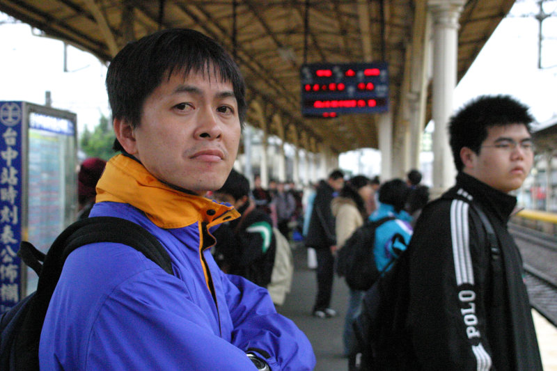 台灣鐵路旅遊攝影台中火車站月台旅客特寫2005攝影照片233
