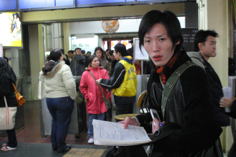 台灣鐵路旅遊攝影台中火車站月台旅客特寫2005攝影照片247