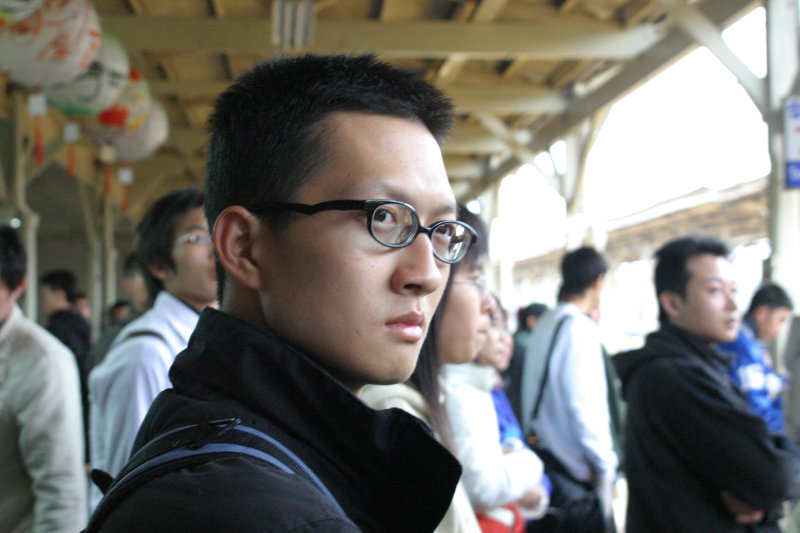 台灣鐵路旅遊攝影台中火車站月台旅客特寫2005攝影照片248