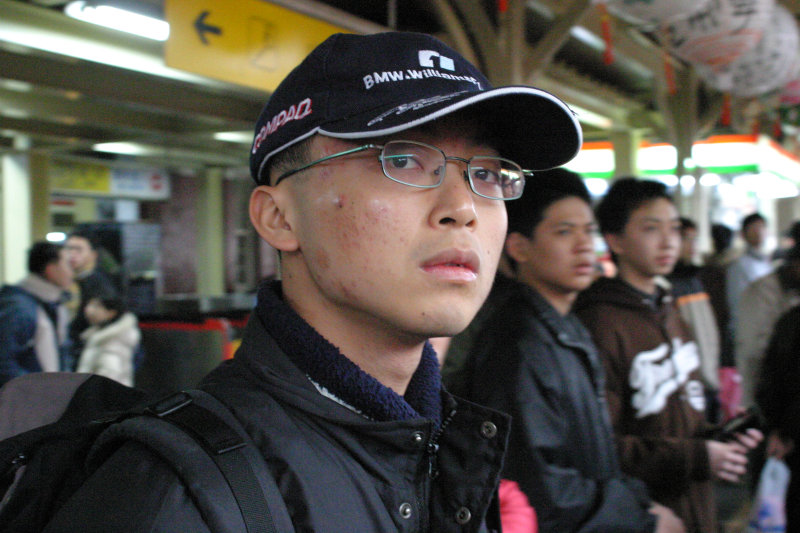 台灣鐵路旅遊攝影台中火車站月台旅客特寫2005攝影照片249
