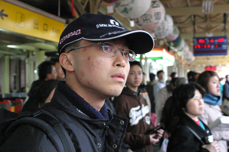 台灣鐵路旅遊攝影台中火車站月台旅客特寫2005攝影照片250