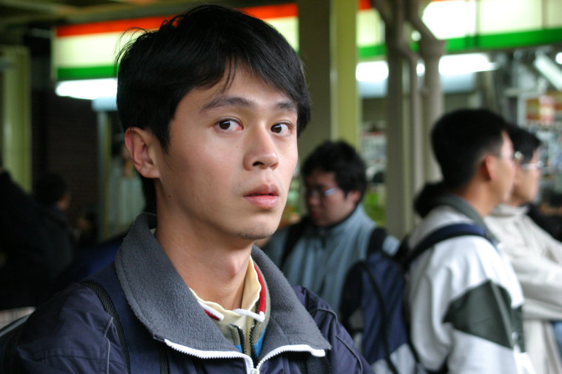 台灣鐵路旅遊攝影台中火車站月台旅客特寫2005攝影照片251