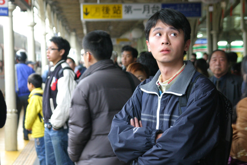 台灣鐵路旅遊攝影台中火車站月台旅客特寫2005攝影照片252