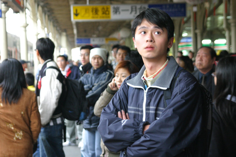台灣鐵路旅遊攝影台中火車站月台旅客特寫2005攝影照片253
