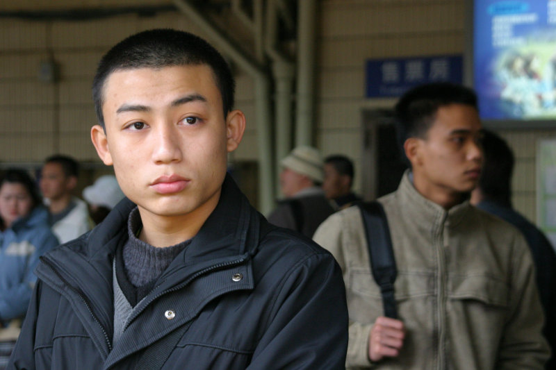 台灣鐵路旅遊攝影台中火車站月台旅客特寫2005攝影照片254