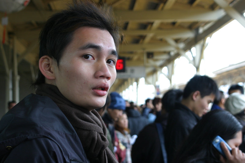 台灣鐵路旅遊攝影台中火車站月台旅客特寫2005攝影照片257